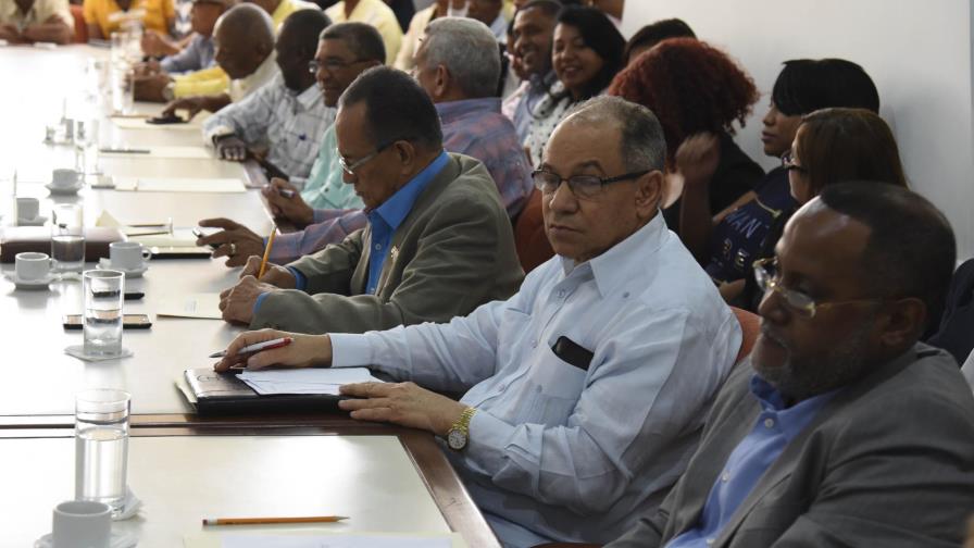 Representantes de trabajadores y empresarios, sin acuerdo salarial, aplazan reunión