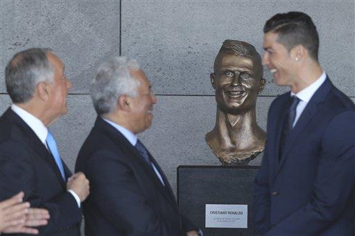 Busto de Cristiano Ronaldo se roba el show en ceremonia de aeropuerto 