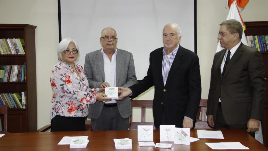 Academia Dominicana de la Historia dona al Archivo General colección rescatada en EE.UU. Academia Dominicana de la Historia dona al Archivo General colección rescatada en EE.UU.