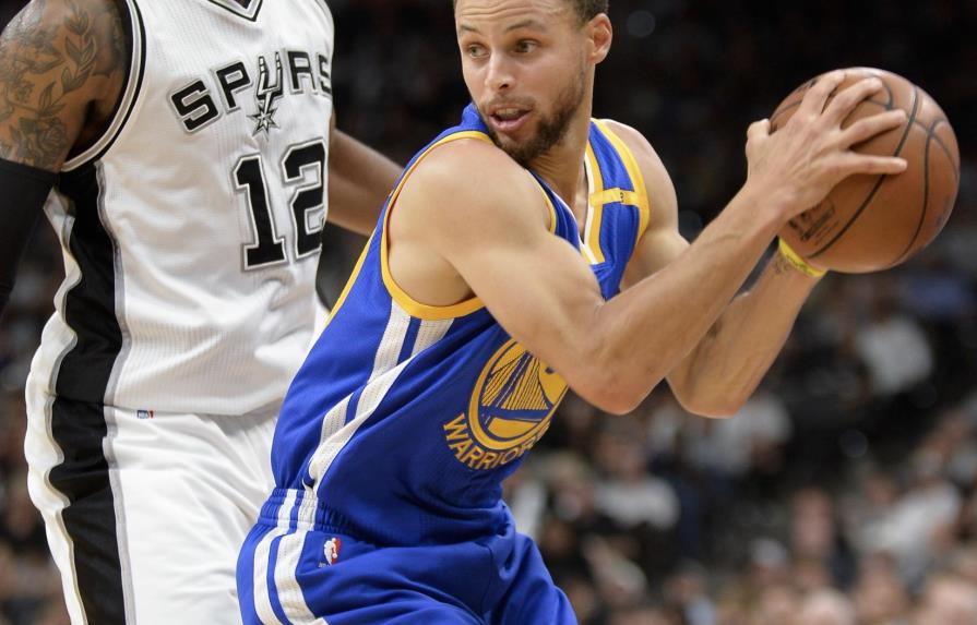 Stephen Curry anotó 29 en remontada de los Warriors para vencer a San Antonio