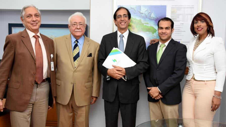 Gustavo Montalvo recibe informe sobre Base Nacional de Datos de Hidrocarburos