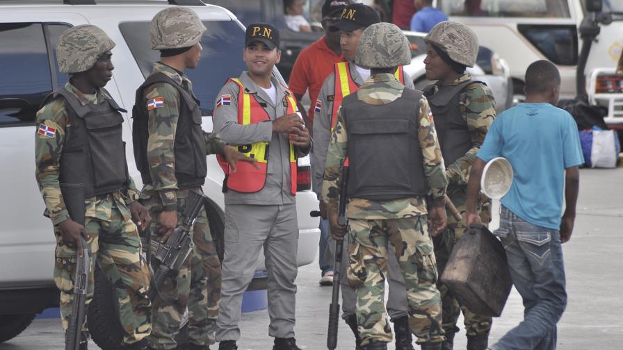 Los militares y policías asumen control de las calles en operativo de prevención
