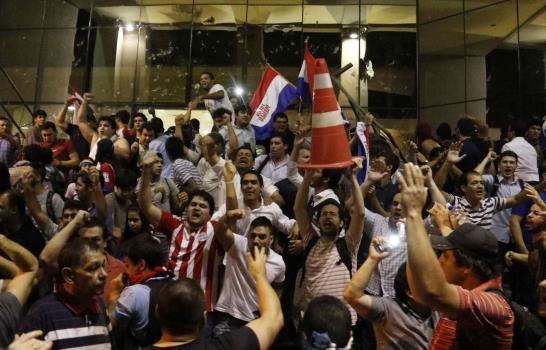 Manifestantes toman Congreso por aprobación reelección presidencial en Paraguay