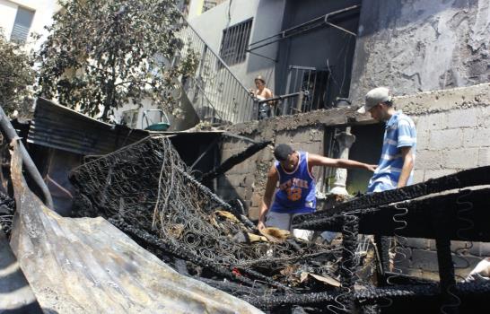 Fuego destruye dos viviendas en Santiago Fuego destruye dos viviendas en Santiago