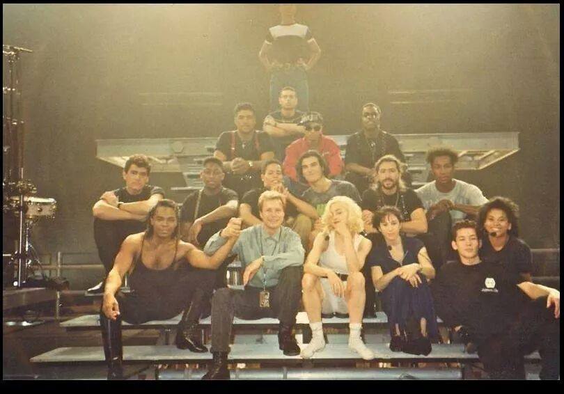 Fotografía cedida en donde aparece la cantante Madonna rodeada por los bailarines que la acompañaron en su controvertida gira Blond Ambition durante uno de sus ensayos. 