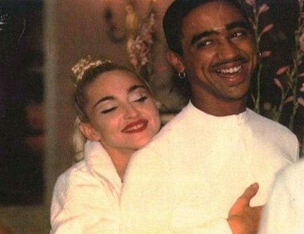 Fotografía cedida en donde aparece la cantante Madonna con el bailarín de origen dominicano, José Gutiérrez, uno de los bailarines que la acompañaron en su controvertida gira “Blond Ambition”.  