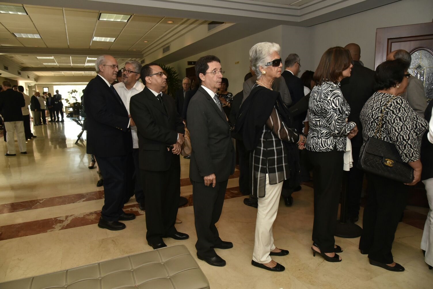 Periodistas, funcionarios públicos y dirigentes políticos acuden esta mañana a la funeraria Blandino a despedir al fallecido periodista Rafael Molina Morillo.