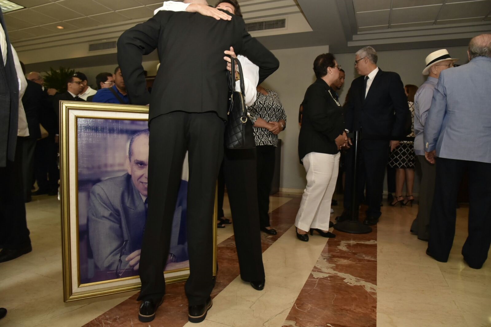 Periodistas, funcionarios públicos y dirigentes políticos acuden esta mañana a la funeraria Blandino a despedir al fallecido periodista Rafael Molina Morillo.