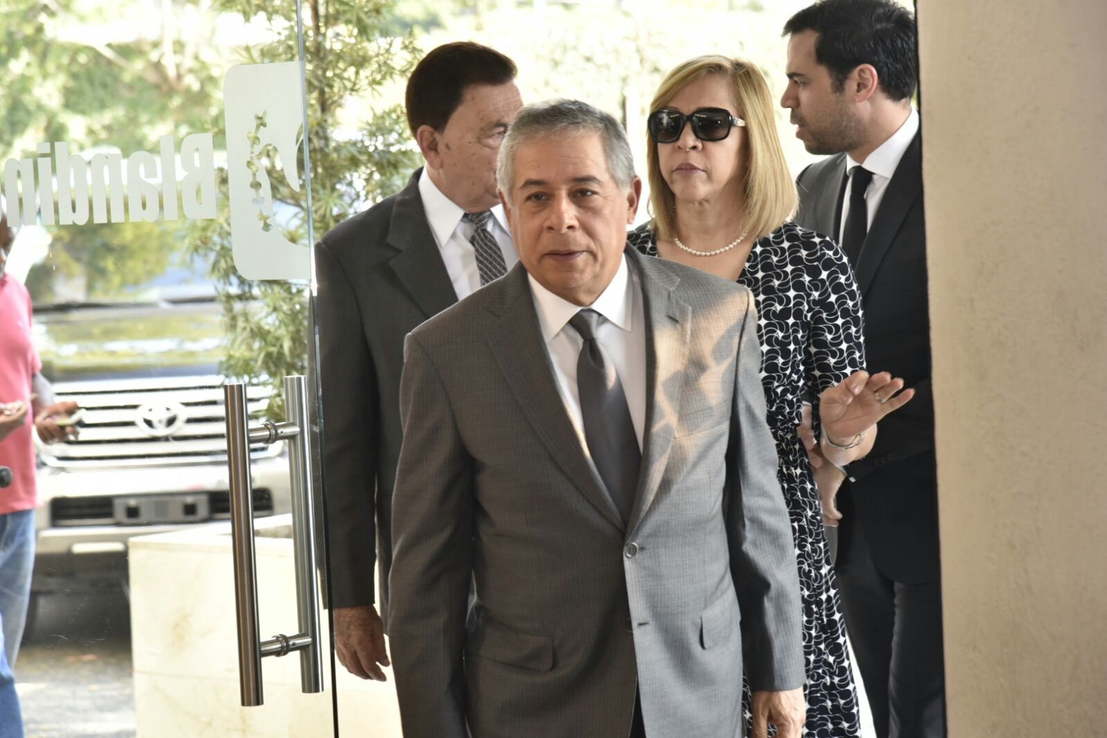 El exalcalde del Distrito Nacional, Roberto Salcedo, cuando asistía a la funeraria Blandino a despedir al fallecido periodista Rafael Molina Morillo.