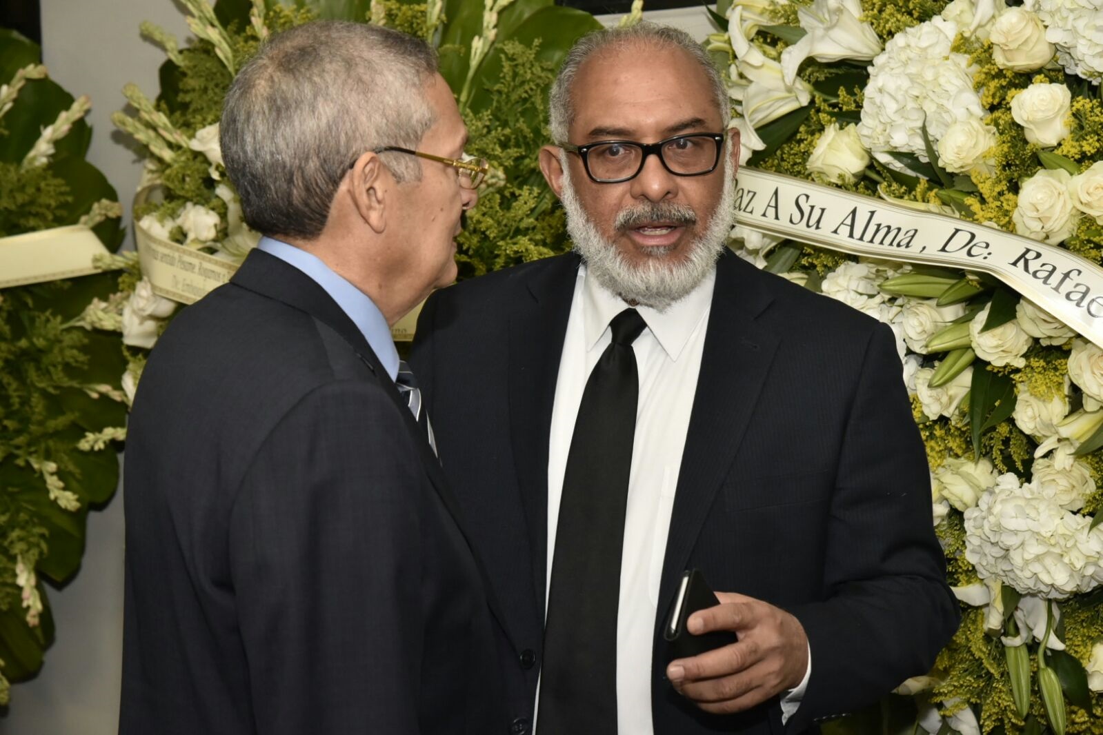  El presidente de la Sociedad Dominicana de Diarios (SDD), Persio Maldonado, conversa con el director de El Nacional, Bolívar Díaz Gómez, durante el velatorio del director de El Día, Rafael Molina Morillo en la Funeraria Blandino.