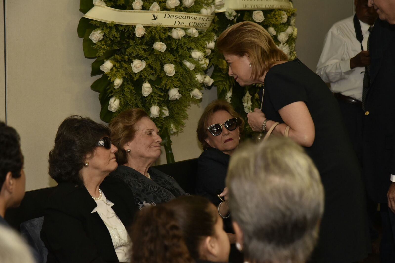 Parientes del fallecido periodista Rafael Molina Morillo reciben el pésame de comunicadores, funcionarios públicos y dirigentes políticos, en la funeraria Blandino.