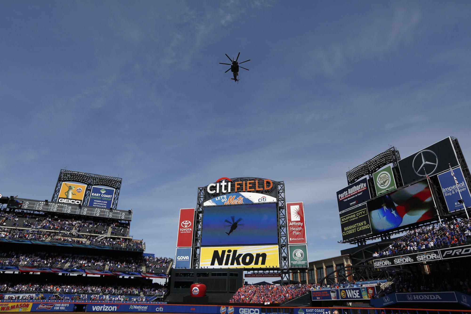 Un helicóptero vuela sobre el Citi Field durante la ceremonia de apertura antes del juego en que los Mets de Nueva York recibieron a los Bravos de Atlanta.