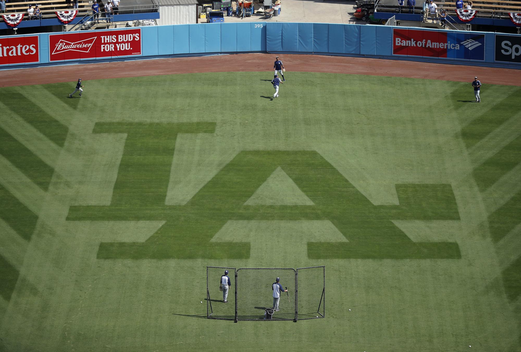 Integrantes de los Padres de San Diego calientan previo al partido ante los Dodgers de Los Ángeles, el pasado domingo 3 de abril, en Los Ángeles. 