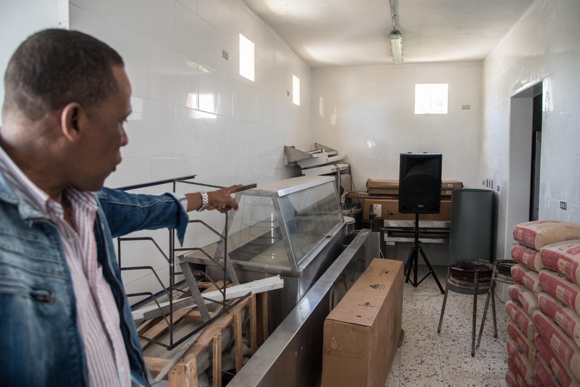 Miguel Feliz señala equipos de cocina que deben instalarse en el Liceo Apolonia Ledesma.