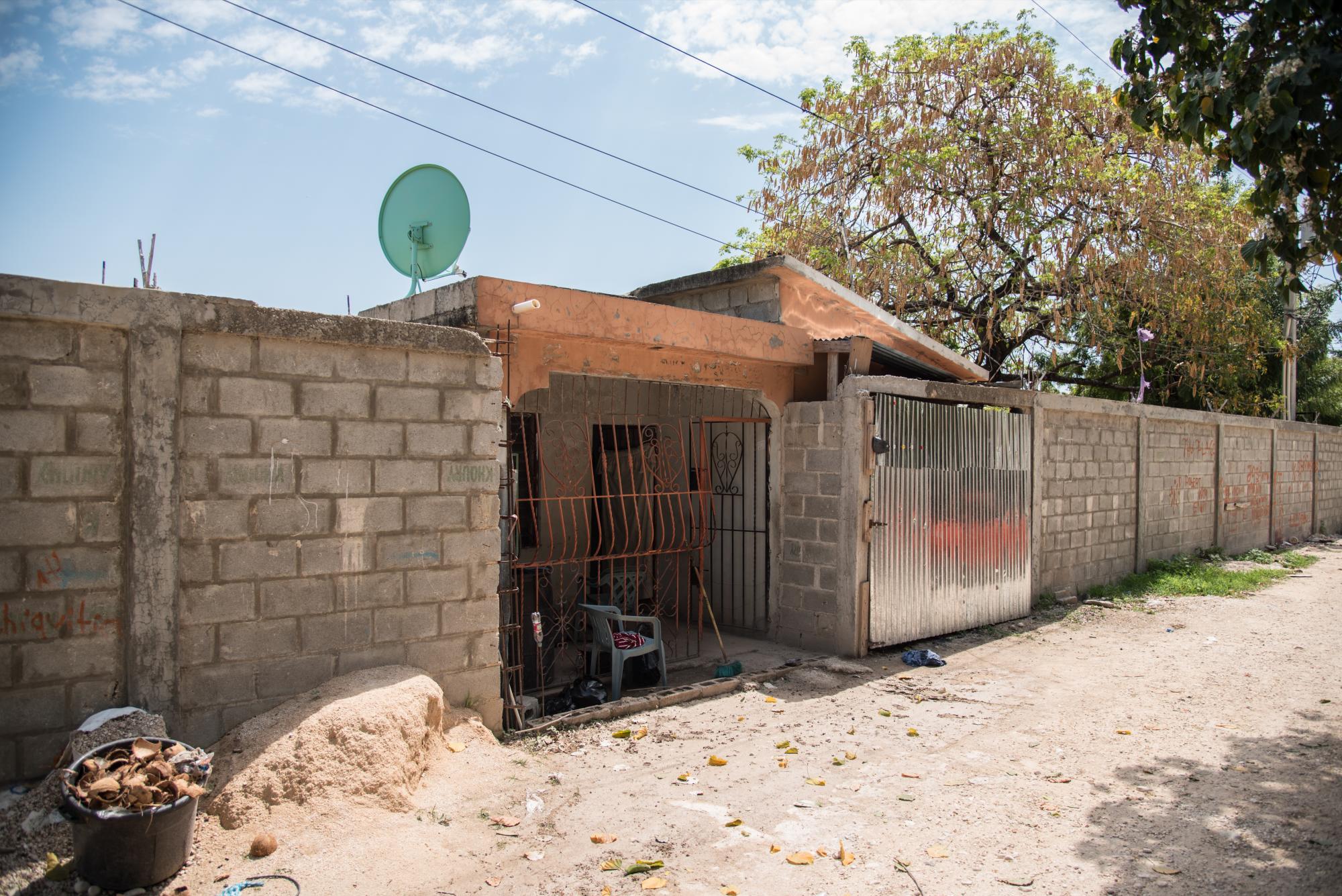 Entrada de una casa ubicada en el terreno donde se debe ampliar la escuela Cacique Enriquillo.