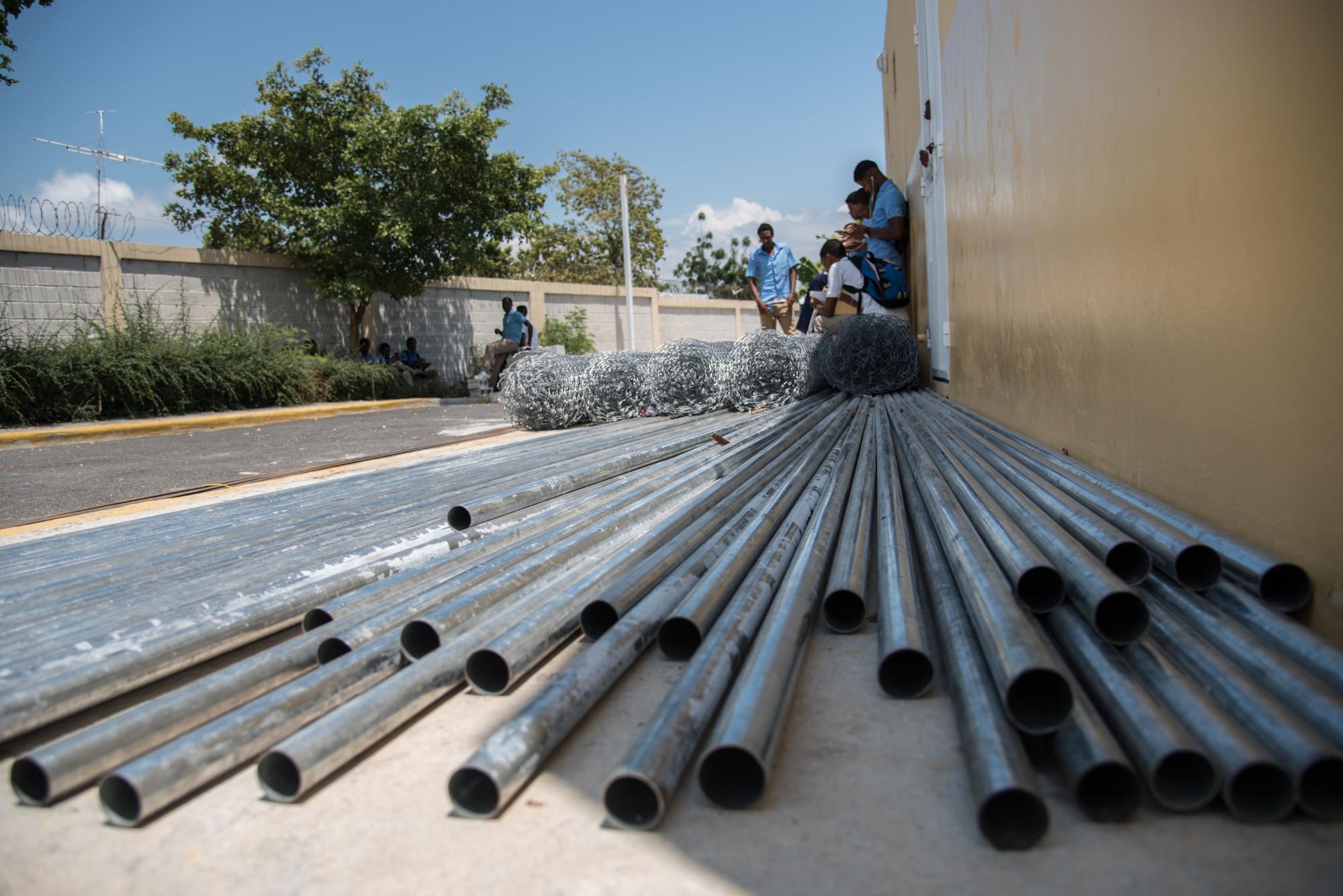 Material enviado por el Ministerio de Educación para la instalación de equipos de cocina en el Liceo Apolina Ledesma.