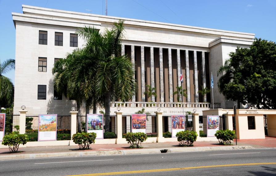 Educación dispone pago de sueldos atrasados a maestros por cubrir plazas en 18 regionales