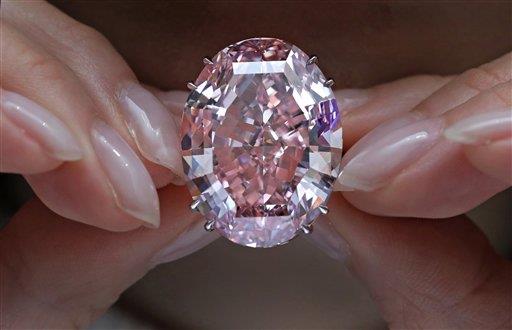 Subastan diamante por récord de 71,2 millones de dólares 