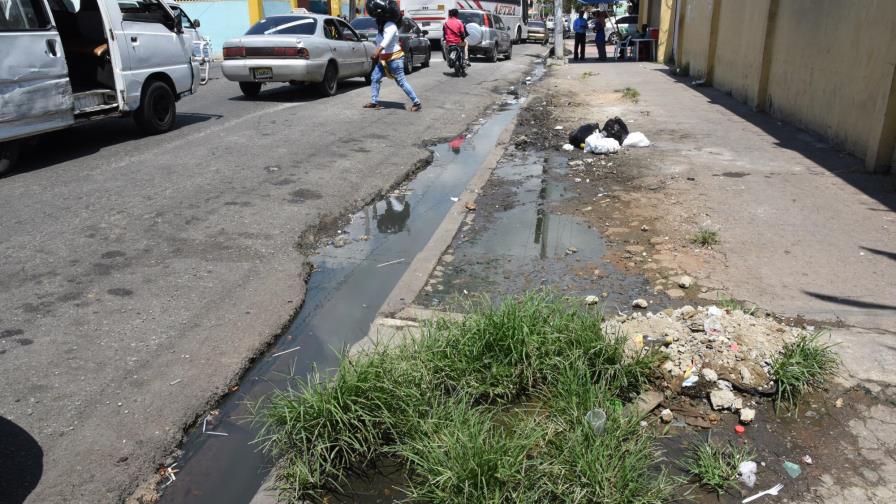 Agua cloacal se acumula detrás de la escuela República de Perú