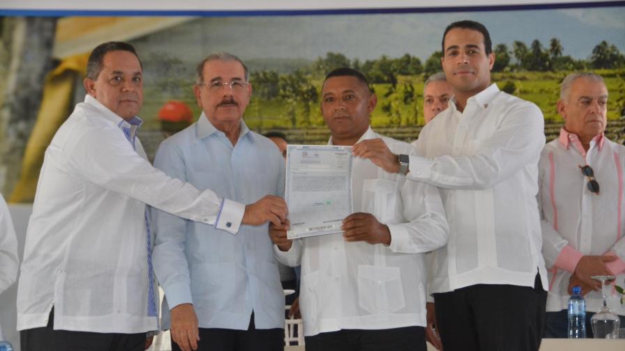 Gobierno entrega 302 títulos definitivos a familias de San José de Ocoa 