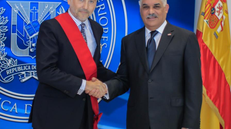 Ministerio de Relaciones Exteriores condecora a embajador de España Ministerio de Relaciones Exteriores condecora a embajador de España