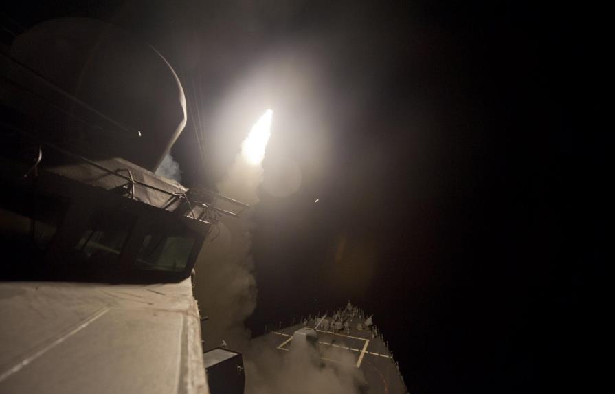 EE.UU. lanza decenas de misiles crucero contra un aeródromo en Siria