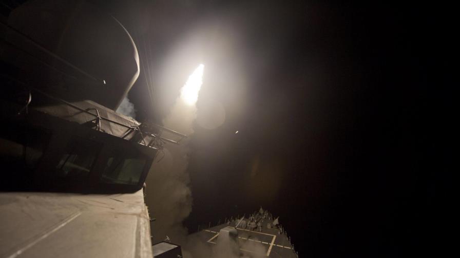 EE.UU. lanza decenas de misiles crucero contra un aeródromo en Siria EE.UU. lanza decenas de misiles crucero contra un aeródromo en Siria