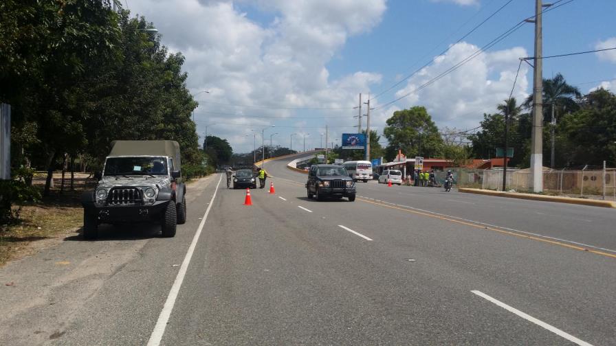 Chequeos en entrada terminal AILA provocan “tardanza” a decenas de pasajeros