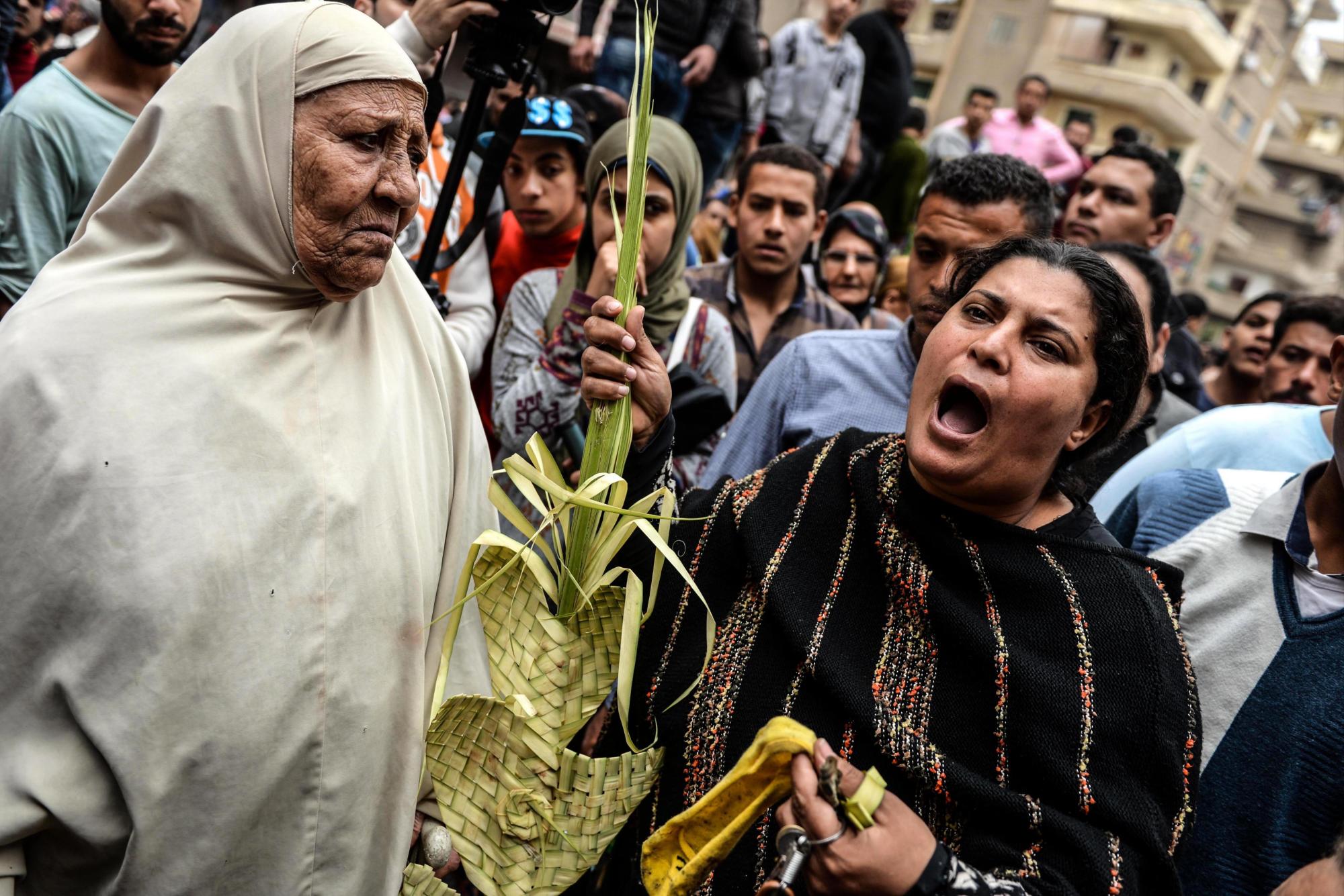 Personas se reúnen en la iglesia Mar Girgis.
