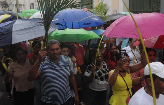 Arzobispo de Santiago encabeza procesión de Domingo de Ramos