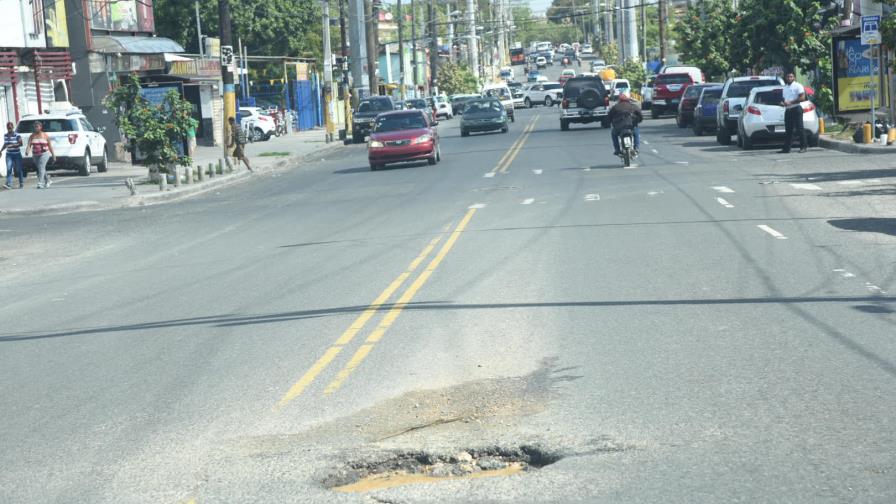El hoyo molestoso de la avenida Venezuela, en Santo Domingo Este