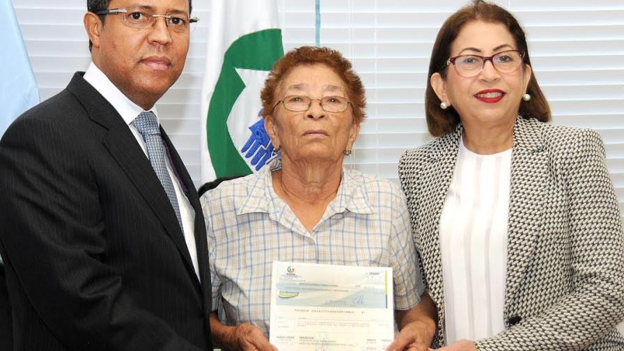 Minerd entrega RD$18 millones a Inabima para pago de sueldos a maestros pensionados
