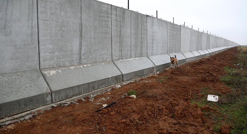  Turquía termina un muro de 556 kilómetros en su frontera con Siria