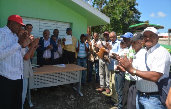 Gobierno entrega recursos a los agricultores de Sabana Larga en Elías Piña