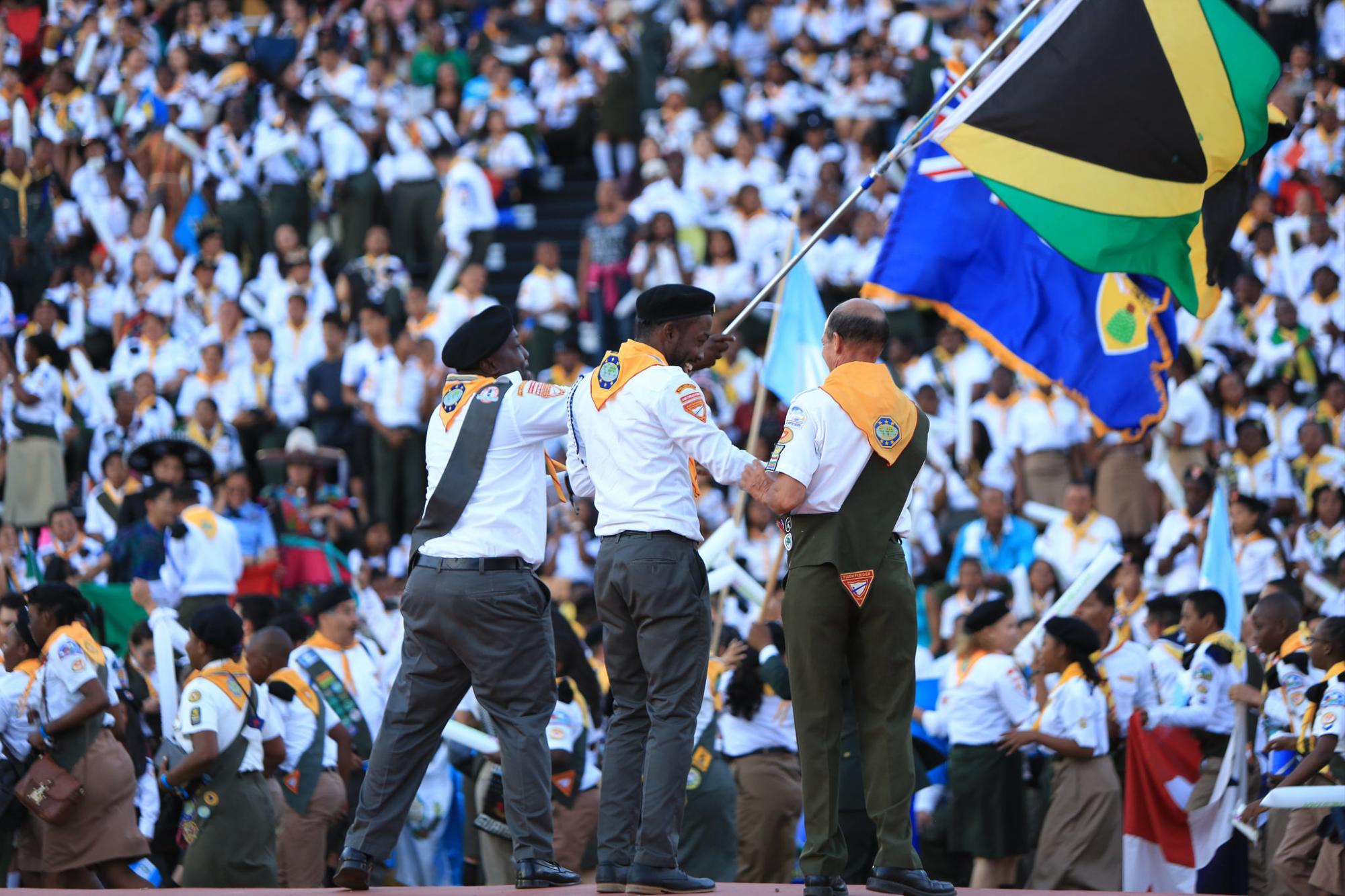 Miembros del Club de Conquistadores durante la ceremonia de inauguración.