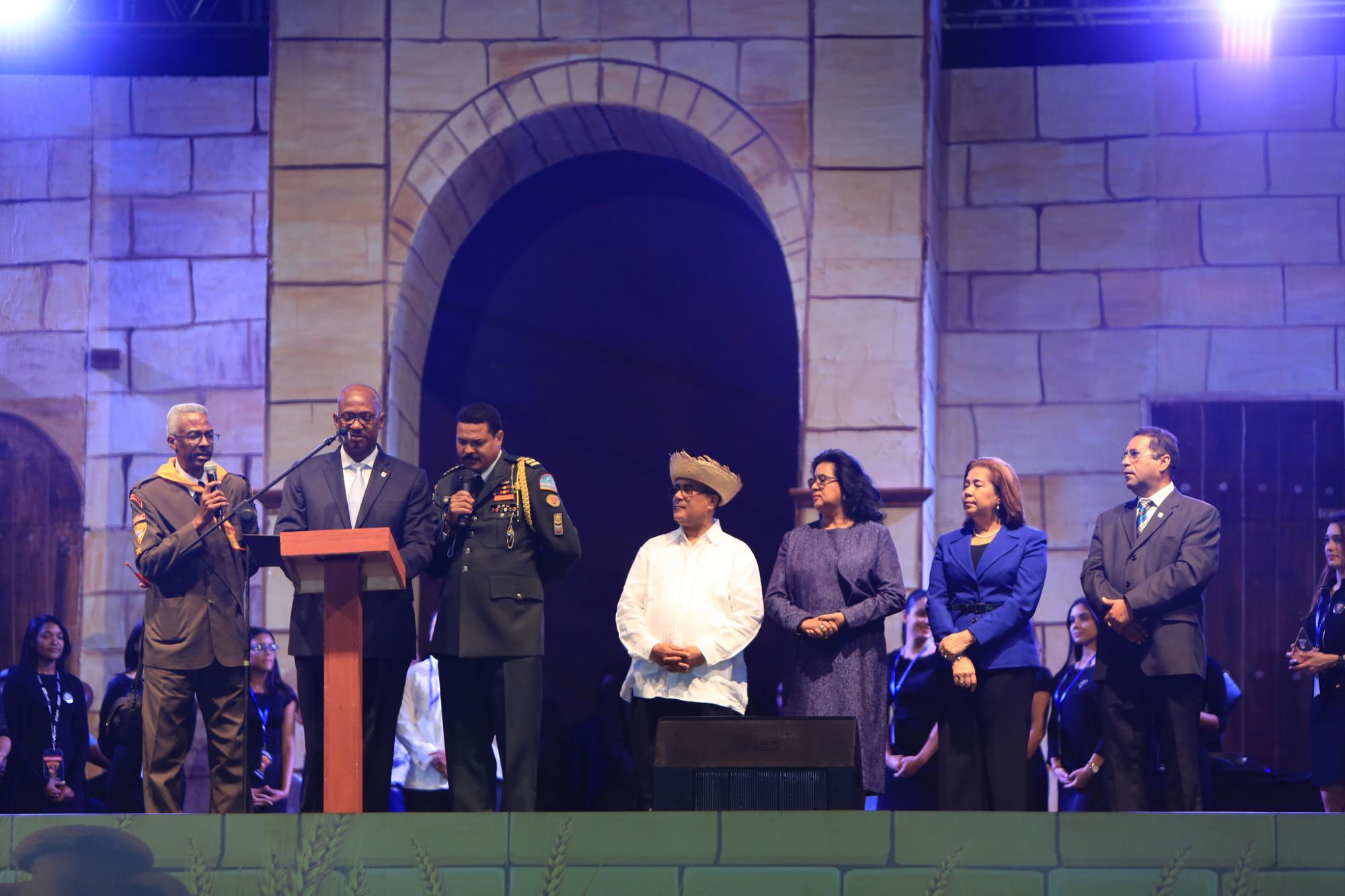 El alcalde Martínez se dirige al público al momento de recibir un reconocimiento.