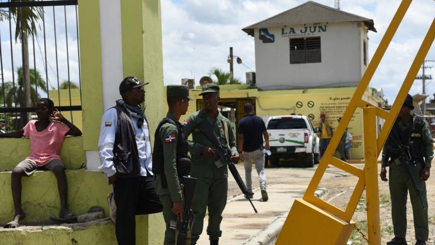 Camiones de los diferentes ayuntamientos vierten sus desechos en el Duquesa 