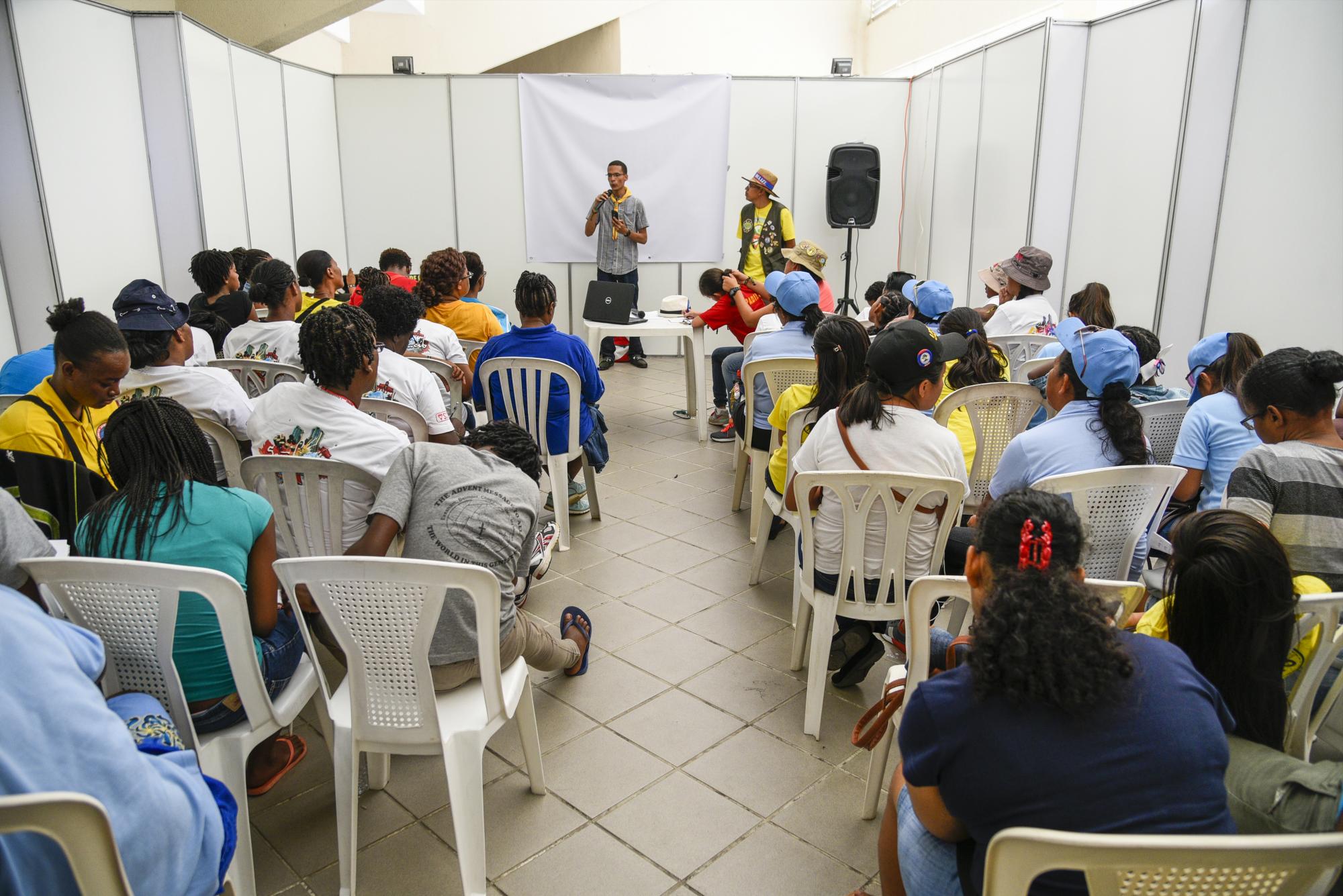 Un grupo de conquistadores mientras toman una especialidad.