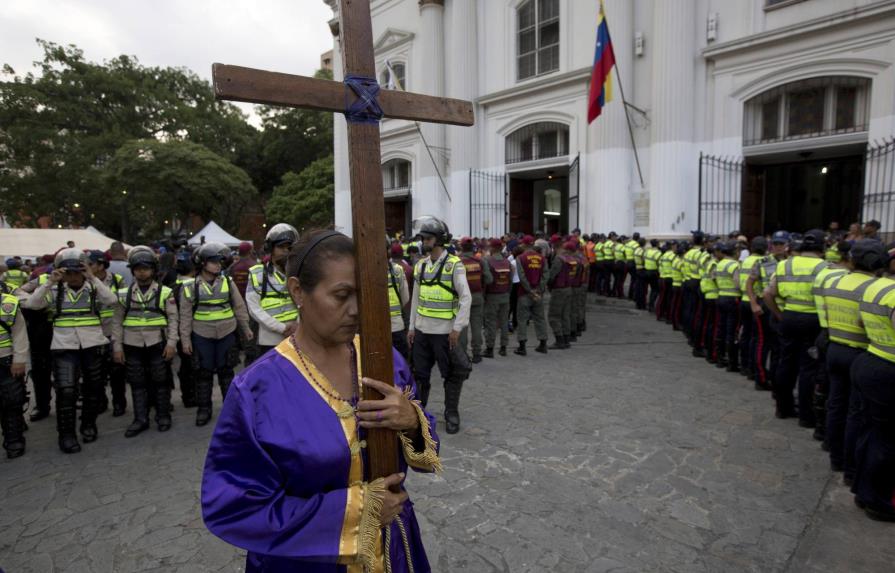 Protestas en Venezuela dejan ya cuatro muertos y generan pelea en misa