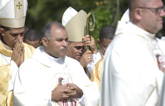 Obispo auxiliar de Santiago dice misión de curas es orientar y consolar