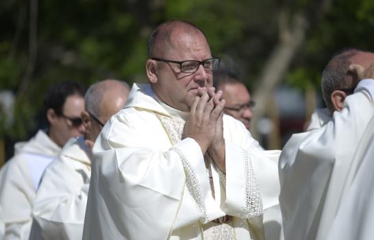 Obispo auxiliar de Santiago dice misión de curas es orientar y consolar