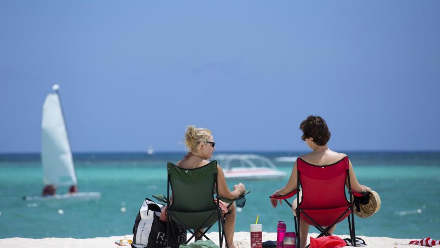 Los turistas reducen el tiempo que pasan en República Dominicana, pero gastan más