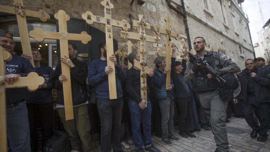 Miles de cristianos repiten los pasos de Jesús por el Viacrucis en Jerusalén Miles de cristianos repiten los pasos de Jesús por el Viacrucis en Jerusalén