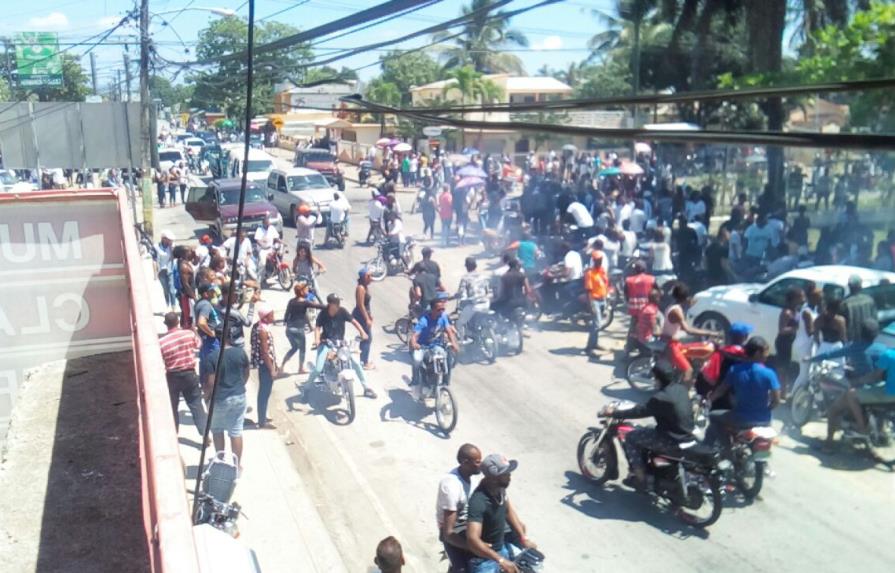 Protestan durante sepelio de joven asesinado en Sabana de la Mar; derriban verja de la Armada