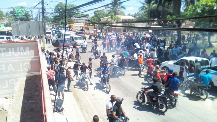 Protestan durante sepelio de joven asesinado en Sabana de la Mar; derriban verja de la Armada Protestan durante sepelio de joven asesinado en Sabana de la Mar; derriban verja de la Armada