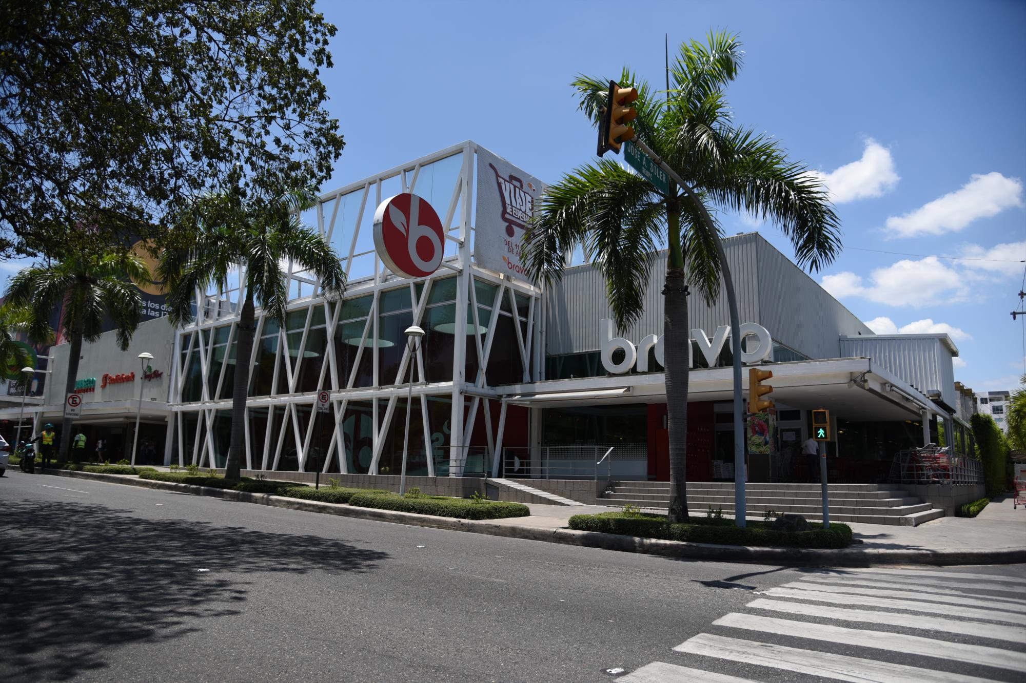 Supermercado Bravo, en la avenida Winston Chruchill. 