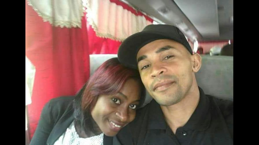 Una familia a bordo de una motocicleta se estrella; reportan un muerto