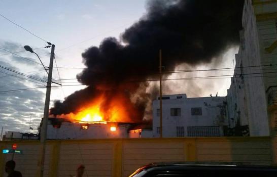 Incendio afecta centro comercial en San Pedro de Macorís