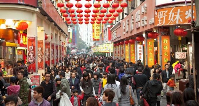 Turistas chinos vuelven a liderar el gasto en países extranjeros, según OMT