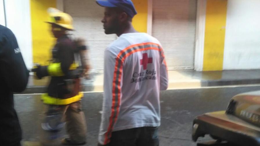 Bomberos continúan lucha contra el fuego en hipertienda Iberia de San Pedro de Macorís